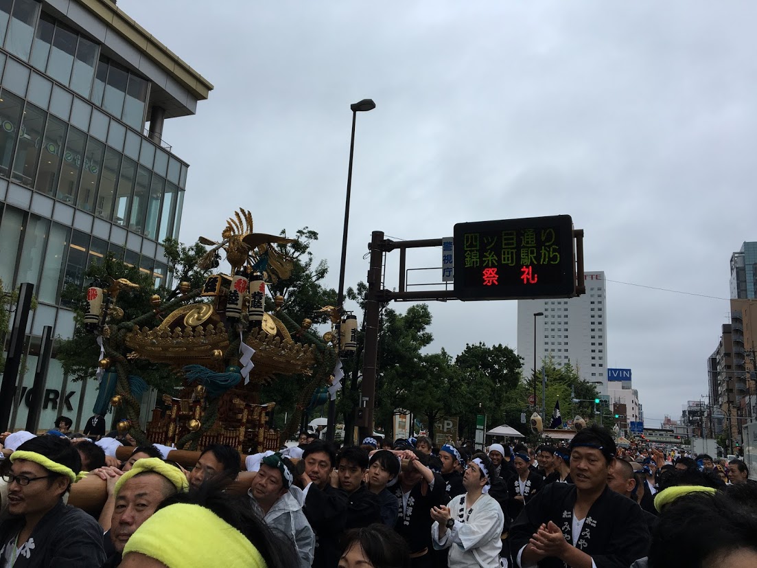 太平二丁目町会様のお神輿を担がせて頂きました。